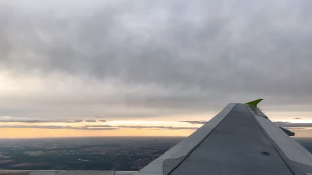 Vista desde el avión volador de la ventana a las hermosas nubes. Concepto de transporte aéreo — Vídeos de Stock