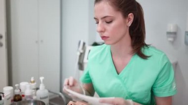 Kadın Güzellik Uzmanı Kız İçin Yüz Gençleştirme ve Temizleme Prosedürü Yapıyor