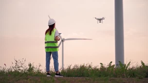 Femeie care deține Joystick Controlling Flying Drone Verificați funcționarea corectă Moara de vânt — Videoclip de stoc