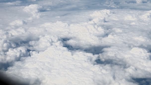 窓の飛行機から美しい雲に表示されます。航空輸送の概念 — ストック動画