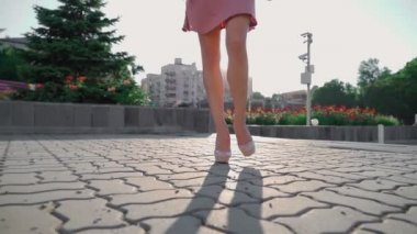 Şehir parkında yürüyen başarılı seksi bir iş kadını. Güzel kadın bacakları