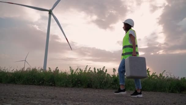 Mujer Especialista en Ecología con Equipo Especial en Mano Va a Servicio Molino de viento — Vídeos de Stock