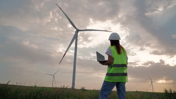 Žena ekologie Specialista Kontrola s notebookem Správný provoz Větrné mlýny západ slunce — Stock video