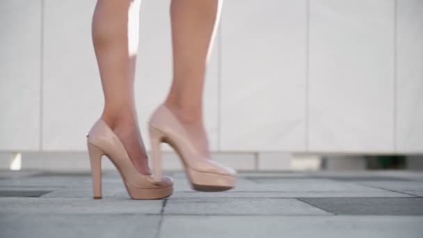 城市大街上行走的高跟鞋中的特写镜头、难以辨认的性感女足 — 图库视频影像