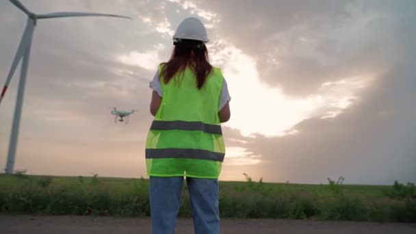 Kobieta trzymająca Joysticka kontrolującego lot drona sprawdzić poprawną pracę wiatrak — Wideo stockowe