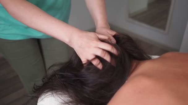 Vrouwelijke masseuse doen professionele therapeutische massage mooie vrouw spa salon — Stockvideo