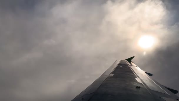Kilátás az ablakból repülő repülőgép a gyönyörű felhők. Légiközlekedési koncepció — Stock videók