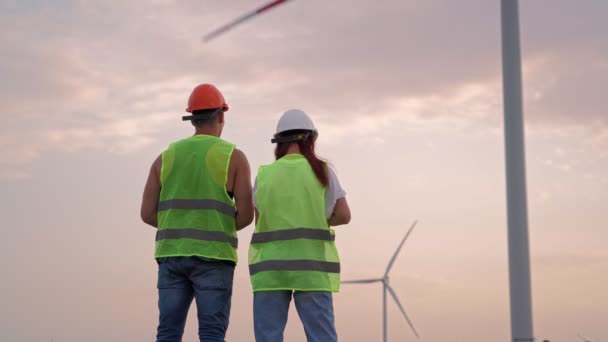 Zwei Spezialisten mit Joystick steuern fliegende Drohnen-Windmühlen — Stockvideo