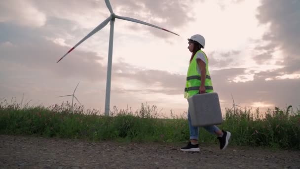 Mujer Especialista en Ecología con Equipo Especial en Mano Va a Servicio Molino de viento — Vídeos de Stock