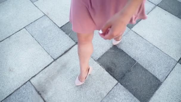 성공 한 사업가가 시립 공원을 걷고 있어. 아름다운 암컷 다리 — 비디오