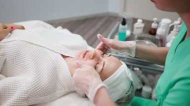 Kadın Güzellik Uzmanı Kız İçin Yüz Gençleştirme ve Temizleme Prosedürü Yapıyor