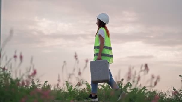 Mujer Especialista en Ecología con Equipo Especial en Mano Va a Servicio Molino de viento — Vídeos de Stock