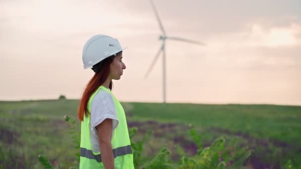 Mulher especialista em ecologia com equipamentos especiais na mão vai para servir moinho de vento — Vídeo de Stock