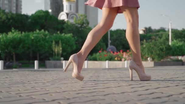 Sexig framgångsrik affärskvinna går i stadsparken. Vackra kvinnliga ben — Stockvideo
