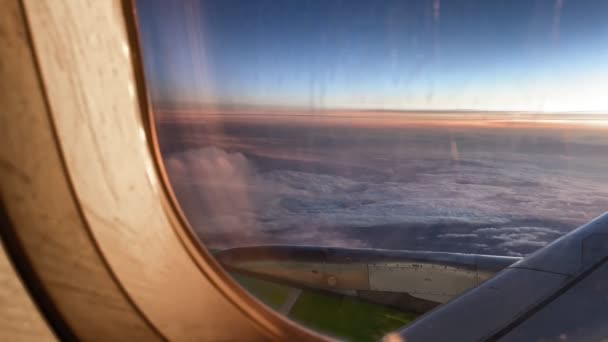 Vista dalla finestra di volo aereo per le belle nuvole. Concetto di trasporto aereo — Video Stock