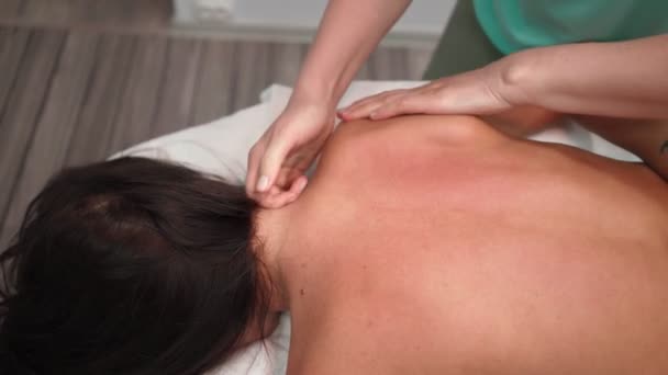 Piękna kobieta z idealną cerą relaksującą podczas masażu pleców i ramion — Wideo stockowe