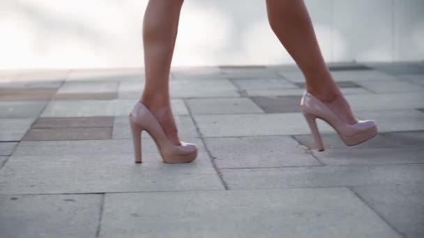 Närbild Oigenkännliga sexiga kvinnliga fötter i höga klackar promenader längs City Street — Stockvideo