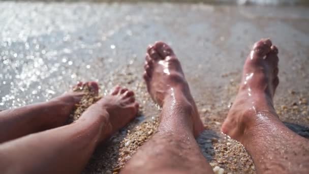 Pareja casada irreconocible descansa en la playa cerca del mar. — Vídeos de Stock