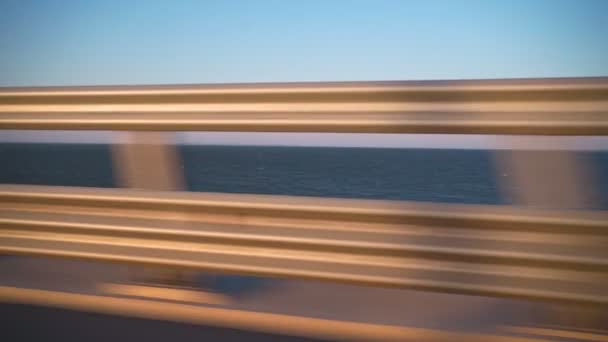 Vista desde la ventana coche en movimiento rápido en la carretera más allá del paisaje marino. Concepto de viaje y viaje. — Vídeo de stock