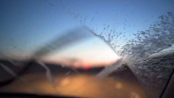 Visa i vindrutan bil kör snabbt på motorvägen i mörkret under strålkastarna — Stockvideo