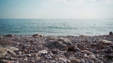 Statik çerçeve. Deniz ufku ve kayalık plaj. Yaz zamanı. Okyanus kıyısında dinlenmek