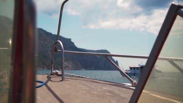 Kilátás vitorlás jachtról a türkiz tenger mentén a part mentén. Nyári szünet — Stock videók