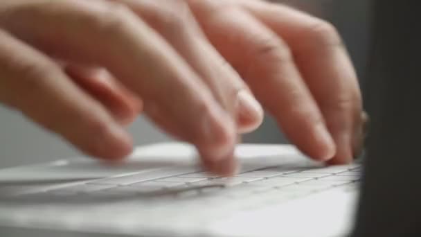 El hombre está escribiendo rápidamente texto en el teclado del ordenador portátil. Trabajo remoto en línea. — Vídeos de Stock