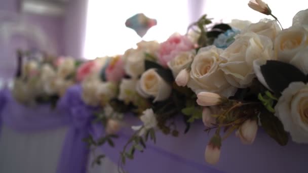 Virág dekoráció az esküvői asztal a díszteremben. Közelkép. Lassú mozgás. — Stock videók