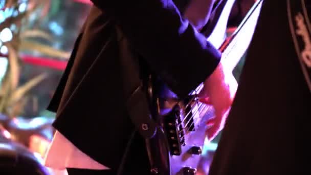 Coverband und Gitarrist spielen bei Hochzeitsfeier Musikinstrument-Restaurant — Stockvideo