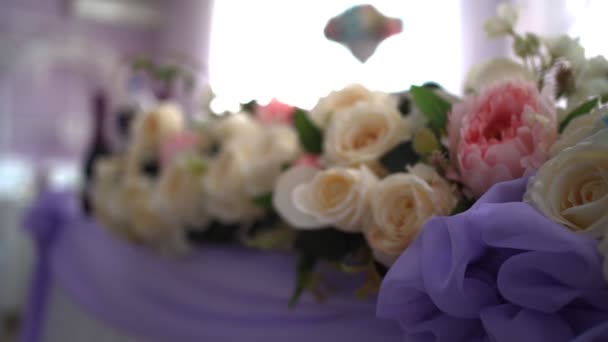 Decoración de la flor de la mesa de bodas en la sala de banquetes. Primer plano. Movimiento lento — Vídeos de Stock