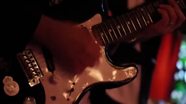 Omslagband en gitarist spelen muziekinstrument restaurant tijdens bruiloftsfeest — Stockvideo