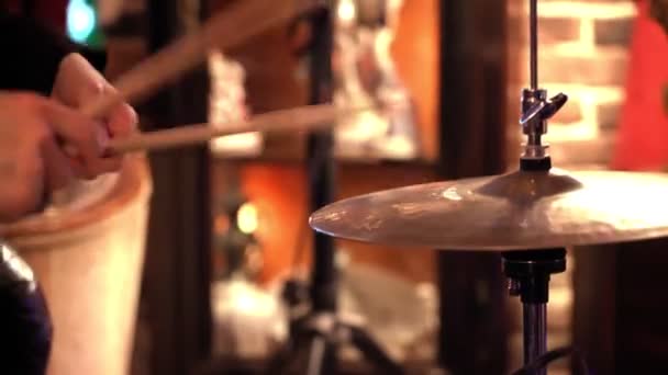 Omslagband en drummer spelen muziekinstrumenten restaurant tijdens bruiloftsfeest — Stockvideo