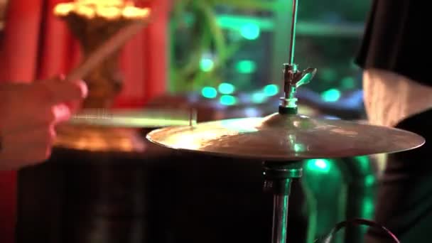 Band cover dan drummer memainkan alat musik restoran selama pesta pernikahan — Stok Video