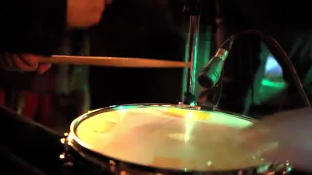 Omslagband en drummer spelen muziekinstrumenten restaurant tijdens bruiloftsfeest — Stockvideo
