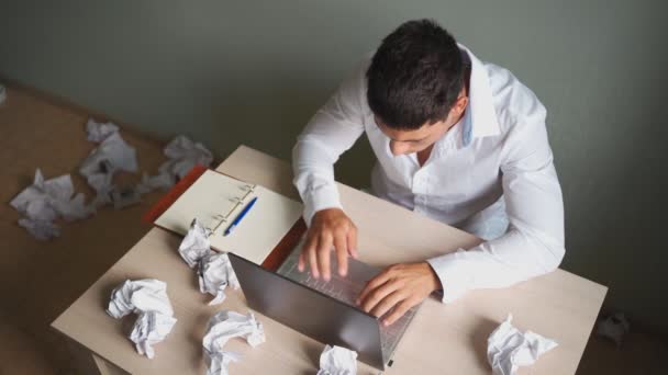 Ο Man Remotely εργάζεται στο Laptop at Home. Ιστορικό της Mess Χάος Workplace στο σπίτι — Αρχείο Βίντεο