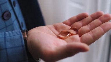 Damat, evlilik yüzüğünü avucunun içine alır. Tanımlanamayan kişi. Yavaş çekim