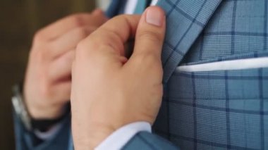 Damat düğün töreninden önce ceketini giyiyor. Tanınmayan kişi