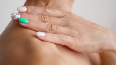 Pürüzsüz cilde nemlendirici uygulayan kadın. Cilt bakımı, Sağlık ve Güzellik konsepti.