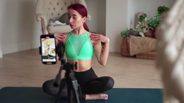 Aprendizaje en línea y transmisión en vivo Mujer blogger fitness filmación en la cámara del teléfono — Vídeos de Stock
