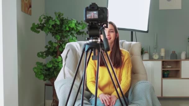 Blogger Filming Her Video Blog (en inglés). Influenciador femenino crea curso de formación en línea — Vídeo de stock