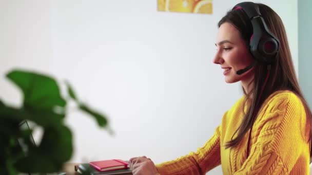 Chica Estudiante Hablando En Línea vía Webcam Usando Videollamada con el Profesor. Aprendizaje electrónico — Vídeos de Stock