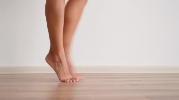 Schlanke weibliche nackte Füße gehen weiße Wand. Attraktive Beine Frau anmutig gehen — Stockvideo