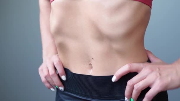 筋肉腹スレンダーな女性ぬれた汗でトレーニング後スリミングとスリムボディ — ストック動画
