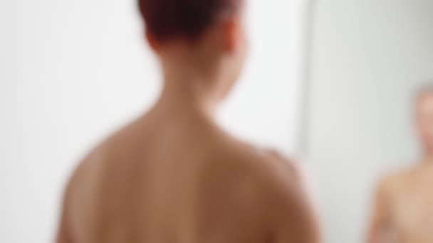 Mujer Aplicando Humectante a la Piel Suave. Concepto de cuidado de la piel, salud y belleza. — Vídeos de Stock