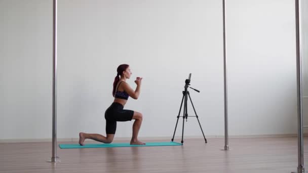 Femme Fitness formateur mène séance d'entraînement vidéo de tournage en ligne sur téléphone mobile — Video