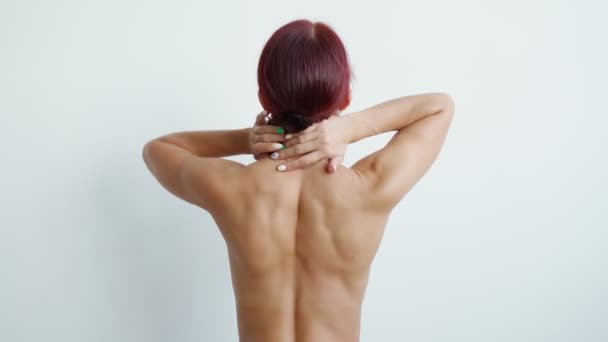 Гола жіноча спина з ідеальною фігурою шкіра рухається витончено на білому тлі — стокове відео