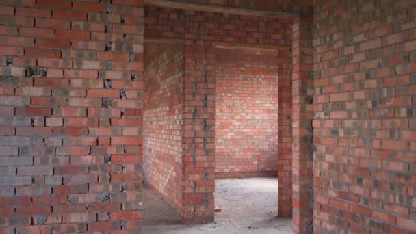 La maison est en cours de rénovation. Murs de briques dans une maison privée. — Video