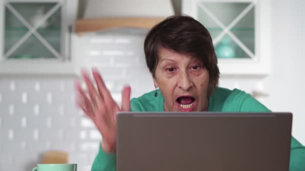 Vuxen äldre kvinna kommunicerar via videokommunikation med sina släktingar. — Stockvideo