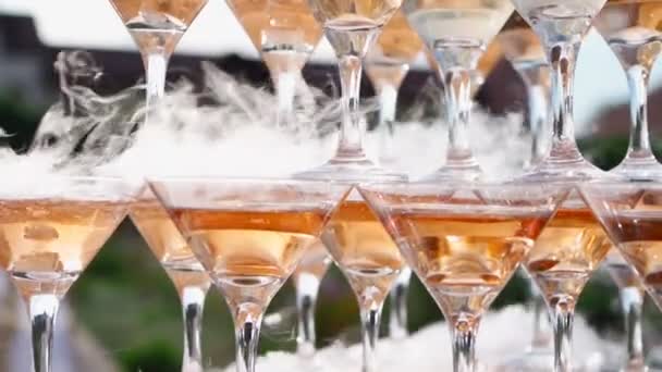 Krásná pyramida šampaňského na oslavě. Alkoholické nápoje na svatební hostině — Stock video