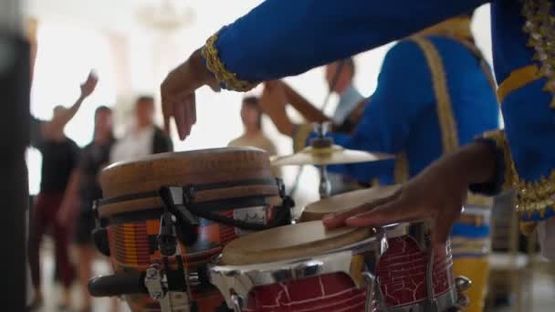 Um negro africano a tocar bateria no salão de banquetes da festa. Movimento lento. — Vídeo de Stock